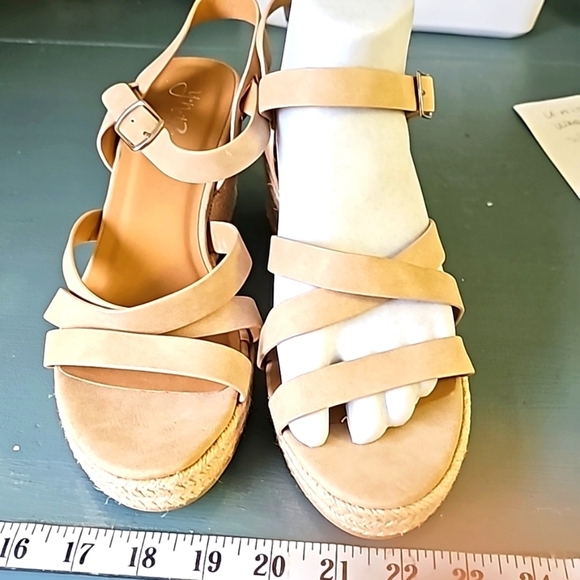 Y- not? Women's‎ sandles,  tan size 10. Great used condition. - Picture 1 of 7